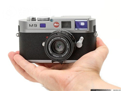 ⿨M9