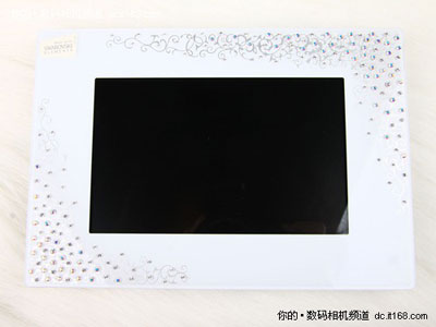 DPF-D720WI在边框设计上,采用了花纹配以彩钻的设计风格