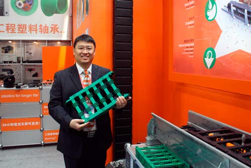 图注:易格斯拖链工程师展示具有代表性的“绿色P4拖链”,该产品能最多节省57%的驱动力。