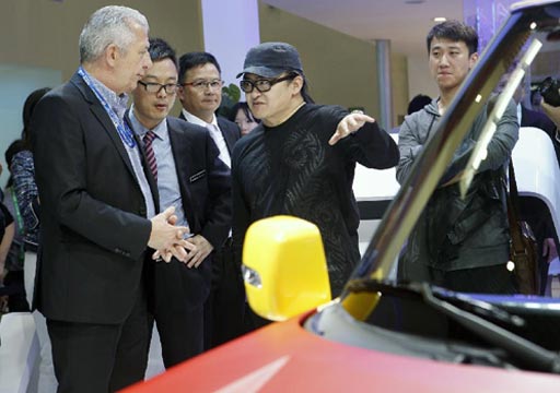 哈曼品牌形象大使刘欢(右二)在展台参观车载音响。