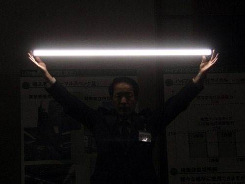 内置电源！不插电也能亮12H的LED灯管