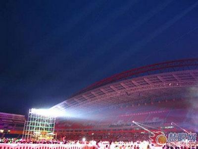 大批热情的观众入场,演出即将开始