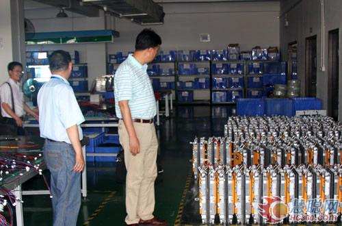 李洪成秘书长（右一）参观成品压铸铝箱体