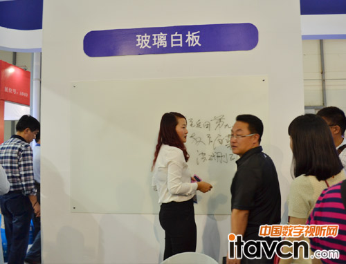 科达文教投影无尘银灰板亮相教育展